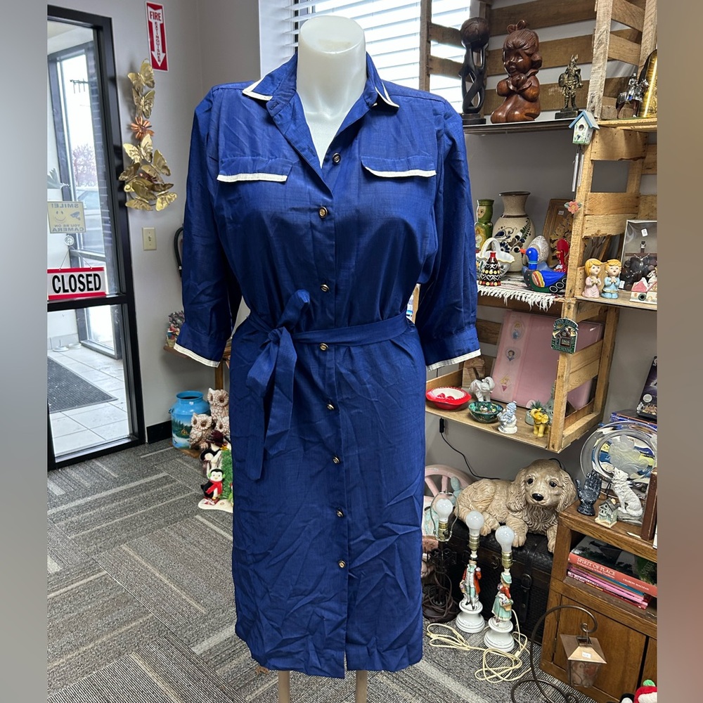 Vintage Cafe style, white piped Button-Up Dress with Belt. 1950’s vibe. USA 80’s